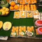 びわが並び始めました